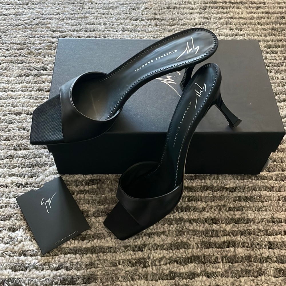 Authentic GIUSEPPE ZANOTTI Black leather Sandals, size 7.5 (37 1/2) like new.